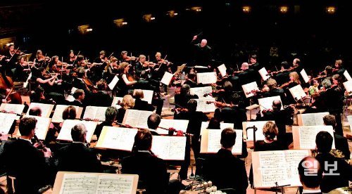 전문가들로부터 2014년 최고의 기대작으로 꼽힌 스위스 톤할레 오케스트라 내한공연. 이 악단은 스위스 로망드 오케스트라와 각축을 벌이며 스위스를 세계 클래식의 핵심으로 부상시켰다. 빈체로 제공