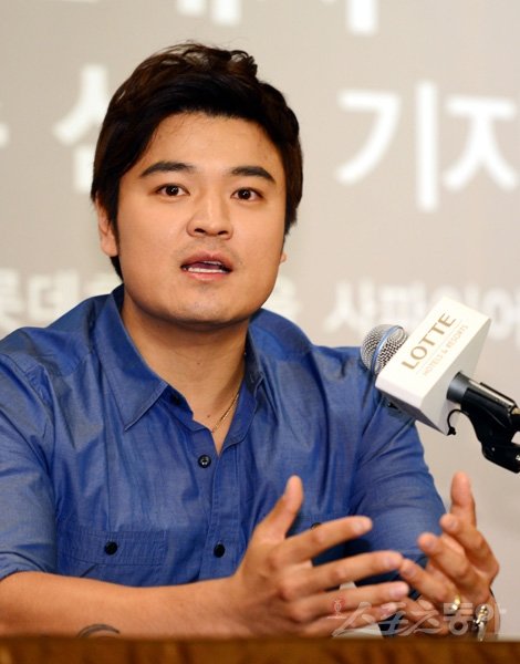 1억3천만불의 사나이 '추추트레인' 추신수(텍사스레인저스)가 30일 서울 소공동 롯데호텔에서 열린 '귀국기자회견'에 참석해 귀국 소감을 밝히고 있다. 서울 | 김민성 기자 marineboy@donga.com 트위터 @bluemarine007