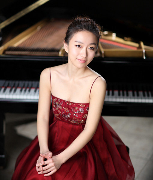 우리나라 클래식 음악계를 이끌 젊은 피로 손꼽히는 피아니스트 이효주. 이효주는 프랑스 유학시절에 접한 요가를 음악에 접목한 요가 마니아이기도 하다. 사진제공｜MOC production