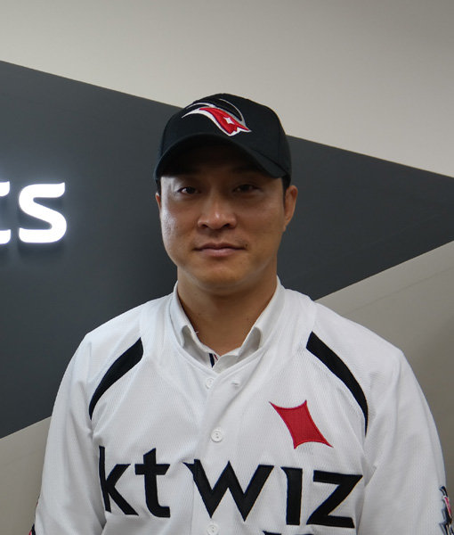 신명철은 kt 입단 직후 주장 완장을 찼다. 여기에는 프로 경험이 거의 없는 kt 선수들에게 본보기가 되길 바라는 조범현 감독의 기대가 담겨있다. 사진제공｜kt 위즈