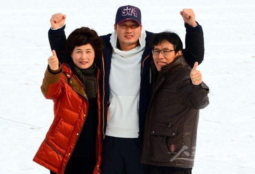 일본프로야구 한신의 새 마무리투수로 새롭게 출발하는 ‘돌부처’ 오승환이 지난해 12월 모교인 경기고에서 야구 후배들을 위한 재능기부 행사를 연 뒤 아버지 오병옥 씨(오른쪽), 어머니 김형덕 씨(왼쪽)와 함께 새해 희망을 담은 포즈를 취했다. 이날 경기고는 눈으로 덮였다. 아들의 미래도 눈처럼 새하얗기를 부모는 간절히 바라고 있다. 박화용 기자 inphoto@donga.com 트위터 @seven7sola