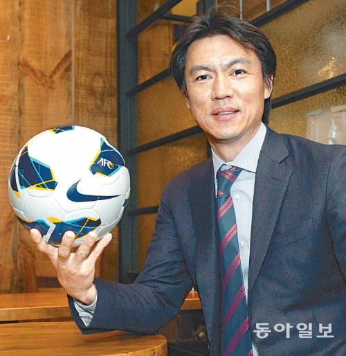지난해 6월 최강희 감독(전북)으로부터 축구 국가대표팀 지휘봉을 넘겨받은 홍명보 감독은 “생각했던 것보다 빠르게 팀이 안정적으로 자리를 잡았다”고 지난 여섯달을 회고했다. 그는 “감독을 맡은 뒤로 드러났던 문제점들을 남은 기간에 잘 해결하고 월드컵 본선에서 좋은 결과를 얻도록 하겠다”고 말했다. 홍 감독이 지난해 12월 30일 서울 종로구 신문로 축구회관 근처의 한 커피숍에서 포즈를 취했다. 박화용 스포츠동아 기자 inphoto@donga.com