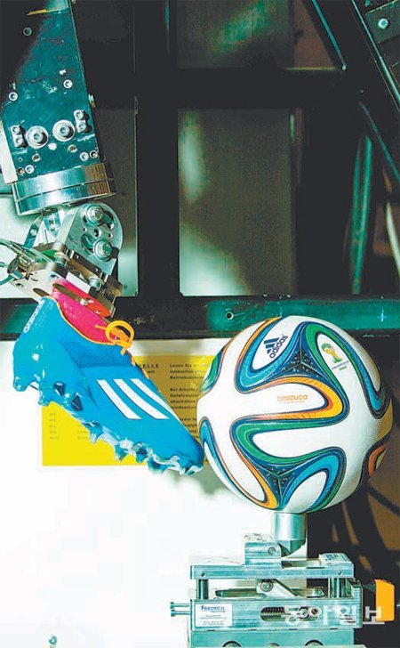 2014년 브라질 월드컵 공인구 ‘브라주카’는 역대 공인구 중 표면 조각 수가 가장 적은 6개로 완벽한 구형에 더 가까워졌다. ‘브라주카’ 적응도는 월드컵 본선 진출 32개국의 운명을 가를 요소 중 하나로 꼽힌다. ‘브라주카’ 제조사(아디다스)가 킥 실험을 하고있다. 아디다스 제공