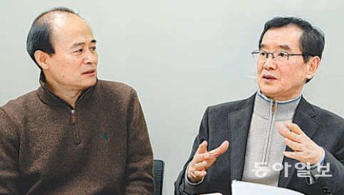 구효서 씨(왼쪽)와 조남현 씨