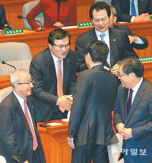 예산 처리 한숨돌린 장관들 예산안 처리 시한인 지난해 12월 31일 밤에 열린 국회 예산결산특별위원회 전체회의에서 예결위 민주당 간사인 최재천 의원(돌아선 사람)이 최문기 미래창조과학부 장관과 악수 하고 있다. 왼쪽부터 시계 방향으로 현오석 경제부총리 겸 기획재정부 장관, 최 장관, 서남수 교육부 장관, 황찬현 감사원장. 이훈구 기자 ufo@donga.com