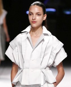 이세이 미야케의 플리츠 장식.