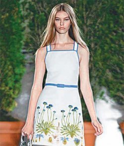 토리버치는 SNS를 통해 소비자 선호 트렌드를 조사한 뒤 의상을 제작한다.