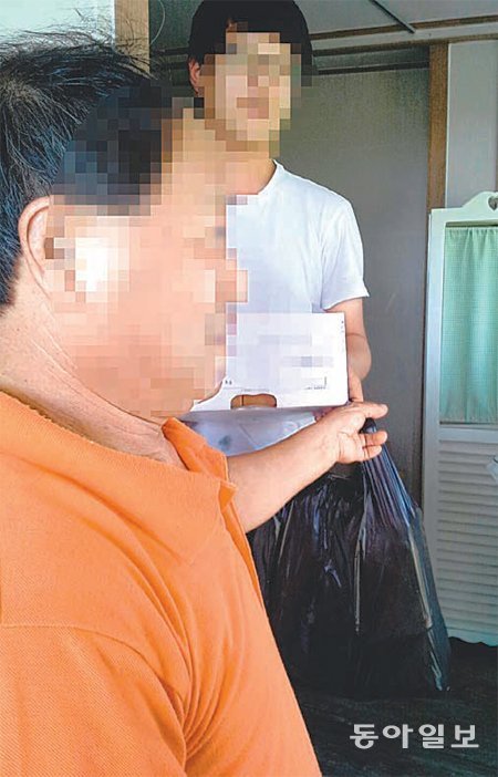 전남 신안군 지도읍 지도중앙교회 신도들로 구성된 자원봉사자들이 지난해 지도지역 결식아동들에게 부식을 배달하고 있다. 지도중앙교회 제공