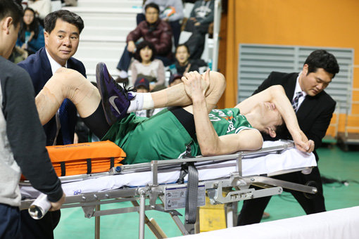 동부 김주성이 1일 원주에서 열린 LG와의 홈경기 도중 발목 부상을 당한 뒤 고통스러운 표정 속에 들것으로 실려 나가고 있다. 사진제공｜KBL