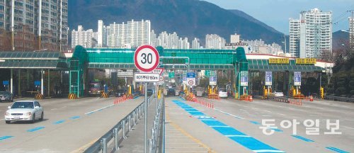 그동안 하이패스가 설치되지 않아 불편이 컸던 부산 수정산터널에도 하이패스가 설치돼 1일부터 운영에 들어갔다. 수정산투자(주) 제공