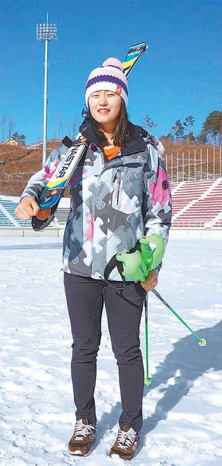 한국 알파인 스키의 샛별 강영서가 지난해 12월 20일 강원 평창 알펜시아 스키장에서 스키를 어깨에 짊어지고 환하게 웃고 있다. 태어나서 처음으로 인터뷰를 한다고 밝힌 그는 소치 겨울올림픽에서 알파인 스키관련 기사가 많이 나오도록 하겠다고 다짐했다. 평창=김동욱 기자 creating@donga.com