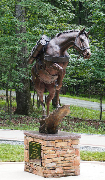 미 버지니아주 국립 해병대 박물관에 있는 경주마 ‘아침해’ 동상. 한국전쟁 때 수송마로 활약해 미군 최초의 말 하사관에 올랐다.