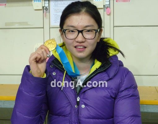 한국여자쇼트트랙을 이끄는 에이스 심석희가 꿈의 무대 올림픽에 나선다. 앳된 열일곱 소녀지만 스케이트화를 신으면 늠름한 국가대표로 변신하는 그녀의 금빛 질주가 기대된다. 동아닷컴DB