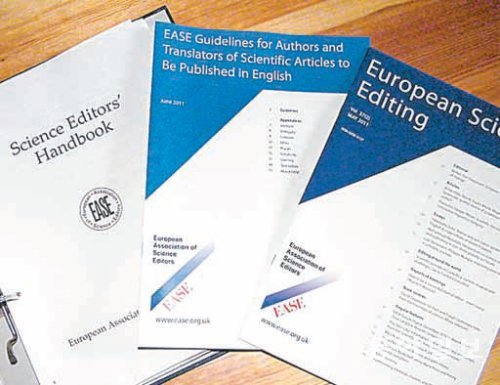 유럽과학학술지편집인협회의 과학 학술지 출판 관련 서적들. 우리나라에서는 논문의 투고 방식부터 피어리뷰, 편집 등 전반적인 학술지 출판 노하우가 부족하다. 위키미디어 제공