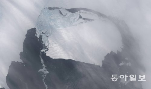 남극 파인아일랜드 빙하에 균열이 발생해 일부가 떨어져 나가고 있다. 국제공동연구진은 최근 2년간 이 지역 빙하의 녹는 속도가 느려졌다는 사실을 밝혀냈다. 미국항공우주국(NASA) 제공