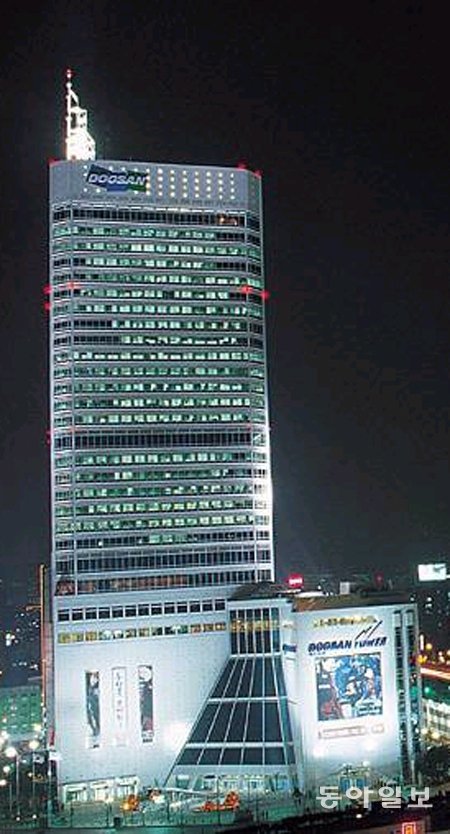 1999년 서울 을지로6가에 문을 연 패션쇼핑몰 두산타워. 두산은 그룹의 시초인 박승직상점 터에서 1.5km 떨어진 자리에 두산타워를 세웠다. 두산그룹 제공