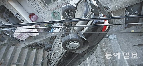 ‘용의자’는 한국 영화로는 이례적으로 원격조종차(RDV) 장비를 도입해 자동차 액션 장면을 촬영했다. 한국 영화에서 자동차를 활용한 액션은 2000년대부터 본격적으로 등장하기 시작했다. 쇼박스 제공