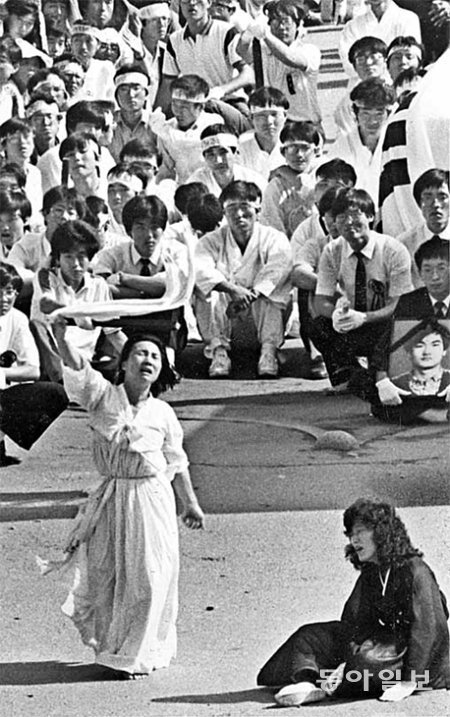 1987년 7월 9일 연세대 이한열 장례식. 이 교수가 춤추는동안 그의 누나(오른쪽 아래)가 통곡하고 있다. 동아일보DB