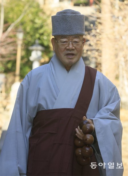 평소 엄격하기로 소문난 고산 스님은 사진 촬영이 계속되자 “좀 고마해라. 얼굴 가죽 닳겠다”며 빙그레 웃었다. 평생 수행하면서도 손에서 호미를 놓은 적이 없는 스님은 “농사일을 가르치려고 해도 제대로 배우려는 놈이 없다”며 아쉬워했다. 하동=박영철 기자 skyblue@donga.com