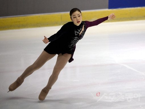 피겨여왕 김연아가 5일 경기도 고양 어울림누리 아이스링크에서 열린 `제 68회 전국 남녀 피겨스케이팅 종합 선수권대회` 여자 시니어 프리스케이팅 부문에 출전해 아름다운 연기를 펼치고 있다. 김연아는 쇼트와 프리 합계 227.85점을 득점하며 1위를 기록했다. 고양｜김민성 기자 marineboy@donga.com 트위터 @bluemarine007