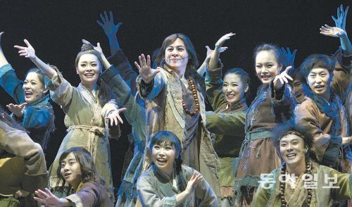 4일 중국 베이징에서 열린 한국 창작뮤지컬 ‘쌍화별곡’에서 배우들이 환한 표정으로 관객을 향해 손을 내밀고 있다. 지난해 말 광둥 성 선전에서 시작된 쌍화별곡 중국 투어 공연은 이날 마무리됐다. 판엔터테인먼트 제공