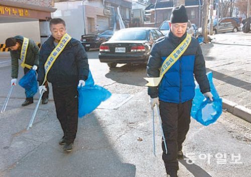 깔끔이 봉사단이 5일 광주 광산구 월곡동에서 거리 청소를 하고 있다. 외국인근로자문화센터 제공