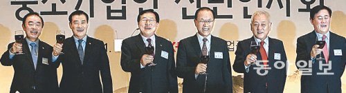 6일 서울 영등포구 은행로 중소기업중앙회에서 열린 ‘2014 중소기업중앙회 신년 인사회’에서 참석자들이 건배하고 있다. 왼쪽부터 장병완 민주당 정책위의장, 강창희 국회의장, 김기문 중소기업중앙회장, 황우여 새누리당 대표, 김한길 민주당 대표, 최경환 새누리당 원내대표. 김재명 기자 base@donga.com