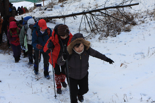 올해로 10주년을 맞은 보리산악회의 회원들이 지난해 12월 가평 불기산에서 산행을 하고 있다. 사진제공｜보리산악회