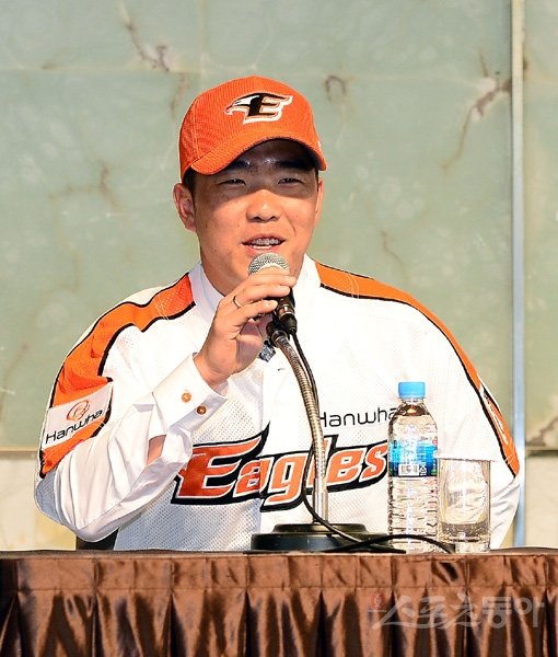 국내 최고의 2루수로 꼽히는 정근우는 9년간 몸담았던 SK를 떠나 지난해 11월 한화와 4년간 70억원에 프리에이전트(FA) 계약을 맺었다. SK 팬들은 진한 아쉬움을 감추지 못했고 한화 팬들은 커다란 기대감에 설레고 있다. 한화 입단 기자회견에서 기자들의 질문에 답하는 정근우. 스포츠동아DB