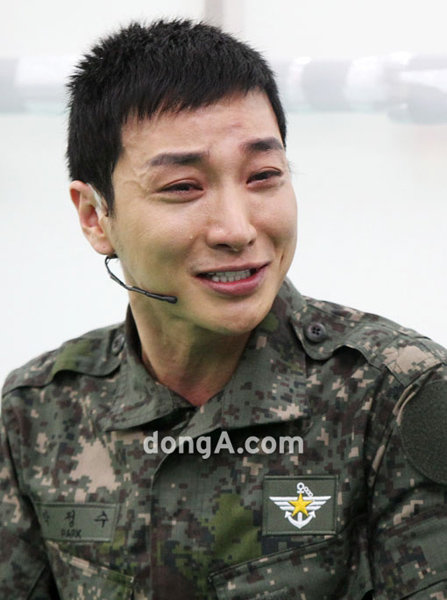 슈퍼주니어 이특이 할아버지와 할머니, 아버지를 잃는 큰 슬픔에 빠졌다. 사진은 이특이 2012년 12월 뮤지컬 ‘프라미스’ 리허설 도중 눈물 연기를 펼치는 모습. 동아닷컴DB