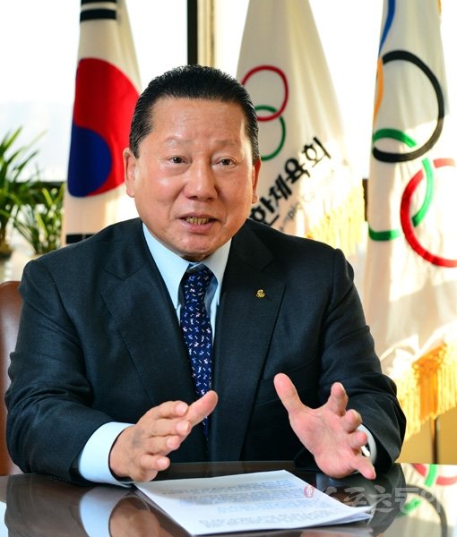 대한체육회 김정행 회장이 신년 기획으로 마련된 스포츠동아와의 인터뷰에서 한국 체육계의 여러 현안에 대해 설명하고 있다. 그는 체육계 수장으로서 체육계 화합과 소통에 전력을 기울이겠다고 밝혔다. 박화용 기자 inphoto@donga.com 트위터 @seven7sola