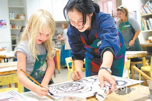 놀다보면 창의력도 ‘쑥쑥’ 핀란드 헬싱키의 공공 예술교육기관인 안난탈로에서 아이들이 강사와 함께 미술 수업을 하고 있다. 안난탈로의 강사들은 기능과 방법을 가르치기보다는 아이들의 창의성을 키우는 데 주력한다. 안난탈로 제공
