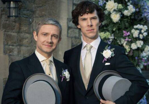 존 왓슨(마틴 프리먼·왼쪽)과 셜록(베네딕트 컴버배치). 왓슨은 이번 시즌에서 메리와 결혼식을 올린다. BBC 공식 트위터