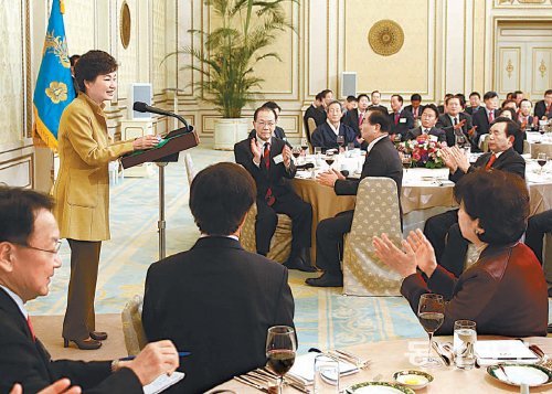 “규제 없애야 일자리 창출” 박근혜 대통령이 7일 청와대에서 열린 새누리당 소속 국회의원 및 원외 당협위원장들과의 만찬에서 인사말을 하고 있다. 이 자리에는 의원 130여 명, 당협위원장 100여 명이 참석했다. 청와대 제공