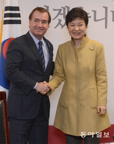 지난해 2월 박근혜 당시 대통령 당선인과 만나 악수하는 에드 로이스 연방 하원 외교위원장(왼쪽). 동아일보DB