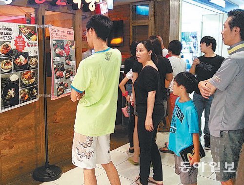 한국 외식업체가 싱가포르 파크웨이에 만든 삼겹살 식당에 현지인들이 입장하고 있다. 위두 제공