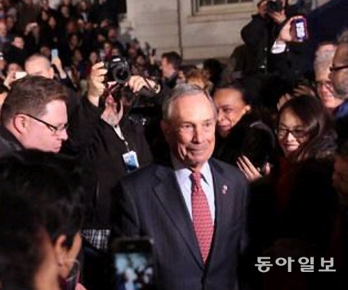 마이클 블룸버그 전 뉴욕 시장이 지난해 12월 31일 뉴욕 시청사 주변에서 지지자들에게 작별 인사를 하고 있다. 사진 출처 뉴욕타임스