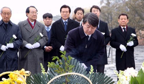 무소속 안철수 의원이 8일 대구에서 신당 설명회를 연 데 이어 경남 김해시 봉하마을 노무현 전 대통령 묘역을 찾아 헌화하고 있다. 안 의원은 방명록에 “참 따뜻하셨습니다. 늘 진심이셨습니다”라고 적었다. 김해=서영수 기자 kuki@donga.com