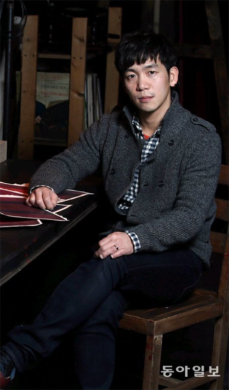 연극 ‘레드’의 김태훈 연출은 2011년 공연 때와 동일한 배우를 기용한 데 대해 “이전의 틀을 깨는 게 어렵지만 더 깊이 들어가고 싶었다”고 말했다. 양회성 기자 yohan@donga.com