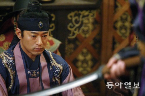 MBC 사극 ‘기황후’에서 고려왕에서 폐위된 뒤 원제국의 신하들에게 온갖 수모를 겪는 왕유 역의 주진모. MBC 제공