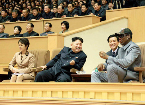 김정은, 이산상봉엔 손 내젓고 로드먼 앞에선 웃음 박근혜 대통령이 신년 기자회견(6일)에서 북측에 제의한 ‘설 
이산가족 상봉’이 9일 북측의 거부로 무산됐다. 이산가족들의 설은 올해도 우울할 것 같다. 이날 북한 노동신문은 김정은 노동당 
제1비서(왼쪽에서 두 번째)가 미국프로농(NBA) 선수 출신 데니스 로드먼(오른쪽)과 북-미 친선 농구경기를 관람하며 활짝 웃고 
있는 사진을 게재했다. 사진 출처 노동신문