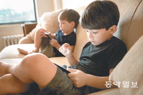 어린 자녀들에게 손쉽게 스마트폰과 태블릿PC를 던져 주는 일. 당장은 편하지만 후유증은 크다. 최근 미국 부모들의 필독서로 꼽히는 ‘큰 단절’은 자녀들에게서 슬기로운 스마트폰 떼어놓기를 말한다. 출처 월스트리트저널(WSJ)