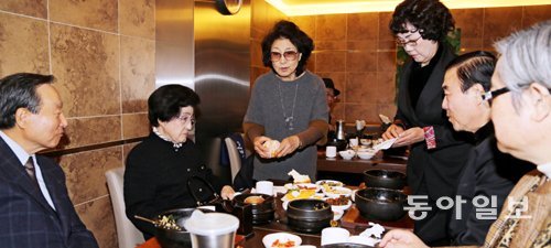 6일 권노갑 민주당 상임고문의 부인이 운영하는 롯데백화점 서울 강남점 지하 비빔밥집에 모인 동교동계 사람들. 왼쪽부터 권 고문, 이희호 여사, 권 고문 부인 박현숙
씨, 김방림 김옥두 전 의원, 김성재 전 문화관광부 장관. 박경모 전문기자 momo@donga.com