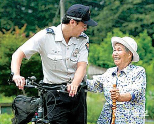 부산경찰청이 ‘안전은 최고의 복지’라는 슬로건으로 치매노인 실종예방 및 찾기 프로젝트를 전국 처음으로 시행한다. 한 경찰관이 노인의 인적사항을 파악하고 있다. 부산경찰청 제공