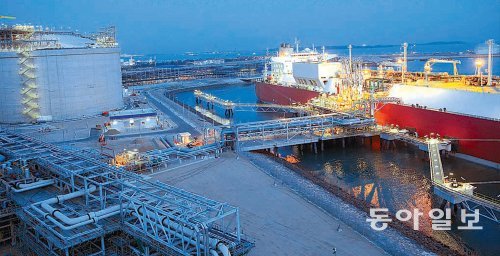 일본이 엔화 약세를 등에 업고 해외시장 공략에 박차를 가하면서 한국 업체를 위협하고 있다. 삼성물산이 2011년 싱가포르에서 수주한 액화천연가스(LNG) 선박이 머물 수 있는 항구 공사 모습. 동아일보DB