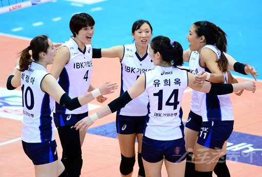 IBK기업은행 선수들이 12일 수원실내체육관에서 열린 프로배구 V리그 여자부 경기에서 현대건설을 누른 뒤 다 함께 기뻐하고 있다. 수원｜김종원 기자 won@donga.com 트위터@beanjjun
