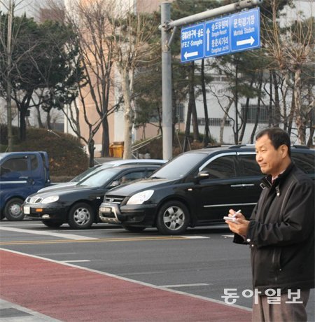 인천 동춘역 사거리 앞에서 한재경 교통안전공단 인천지부 교수가 횡단보도 정지선 위반 여부를 체크하고 있다. 인천=황인찬 기자 hic@donga.com