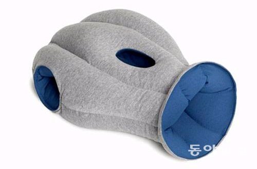 ‘타조 낮잠 베개’는 앉거나 서서 잘 때 사용할 수 있는
제품으로 모자 모양으로 되어 있는 것이 특징이다.
6만9000∼10만9000원. 11번가 제공