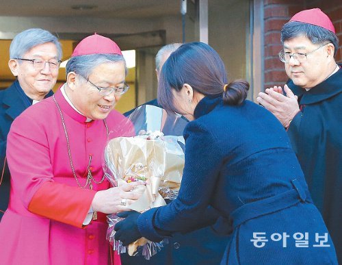 축하받는 한국의 세 번째 추기경



한국의 세 번째 추기경으로 임명된 염수정 추기경이 13일 임명 축하식에서 꽃다발을 받고 있다. 염 추기경은 이날 인사말에서 “저의 작은 희생을 통해 사랑과 나눔을 실천함으로써 분열과 갈등이 치유되도록 노력하겠다”고 말했다. 원대연 기자 yeon72@donga.com