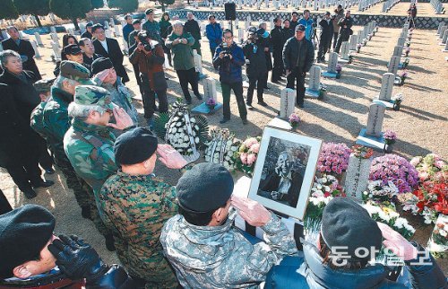 사병묘역에 묻힌 장군을 기리며… 퇴역군인-일반인들의 참배



13일 서울 동작구 국립서울현충원에서 열린 채명신 초대 주월남 한국군사령관의 49재(齋)에 유족과 퇴역 군인 100여 명이 참석해 애도하고 있다. 유족은 “병사들과 함께 묻어 달라”는 고인의 뜻을 받들어 장군 묘역이 아닌 사병 묘역에 묘지를 조성했다. 이곳에는 매일 일반 참배객 수십 명이 다녀가고 있다. 변영욱 기자 cut@donga.com